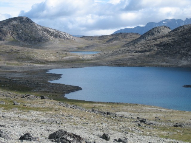 fra fjellskråningene ved Taseq  -  med geologisk/mineralogiske berømte funnsteder