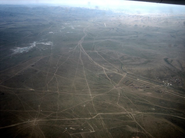 ørkenlandskap ved UlaanBaatar (kompaktkamera, gjennom flyruten i en Saab 340b)